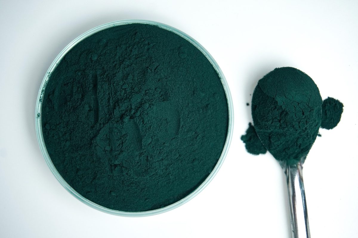 Sproszkowana spirulina (900 mg w porcji, 60% białka)